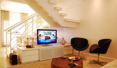 三居室客厅简约时尚白色定制书架电视柜客厅装修效果图